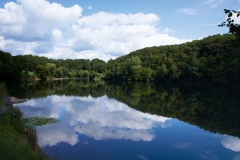 Ulmener Maar mit Wolkenspiegelung